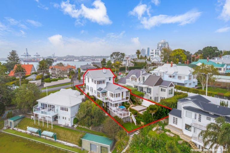 Photo of property in 22 Stanley Point Road, Stanley Point, Auckland, 0624