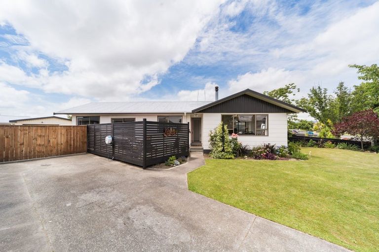 Photo of property in 27 Hillcrest Drive, Kelvin Grove, Palmerston North, 4414