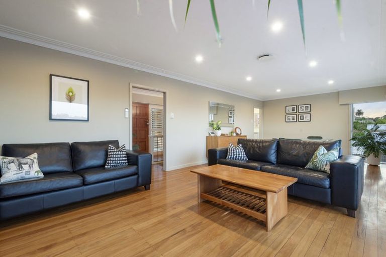 Photo of property in 35 Onewa Road, Northcote, Auckland, 0627