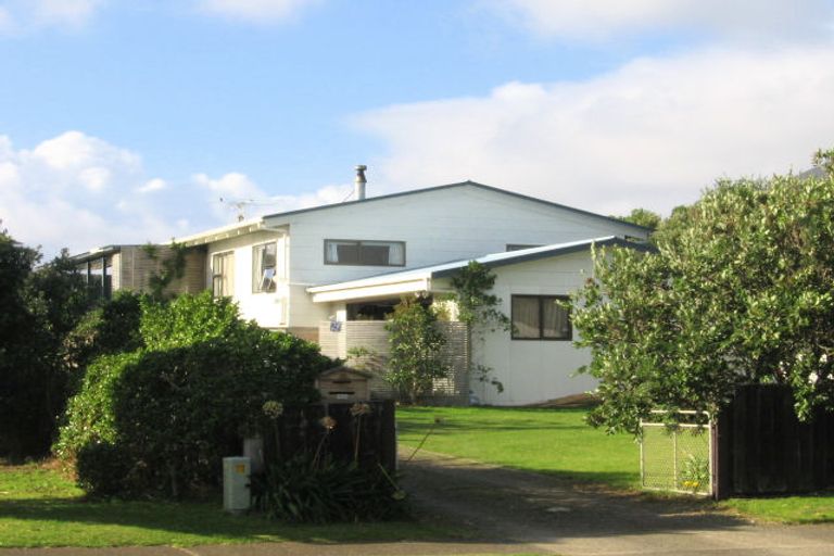Photo of property in 27 Eruini Street, Waikanae Beach, Waikanae, 5036