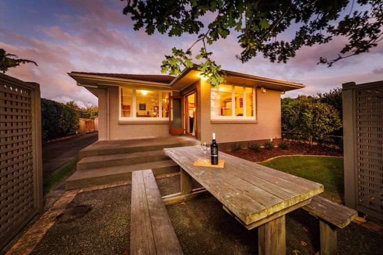 Photo of property in 30 Saint Albans Avenue, Hokowhitu, Palmerston North, 4410