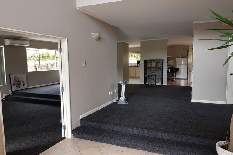 Photo of property in 3 Taroka Close, Pinehill, Auckland, 0632