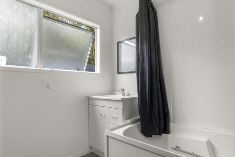 Photo of property in 99 Kemp Road, Massey, Auckland, 0614