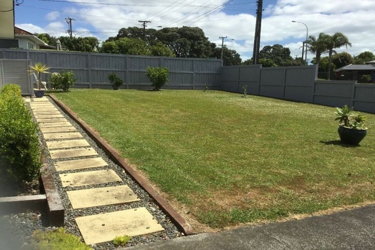 Photo of property in 1/104 East Coast Road, Forrest Hill, Auckland, 0620