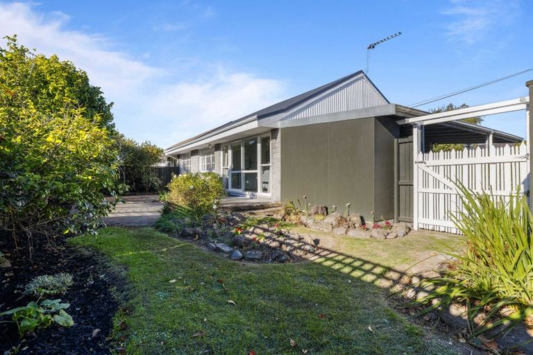 Photo of property in 2/75 Garreg Road, Bryndwr, Christchurch, 8052