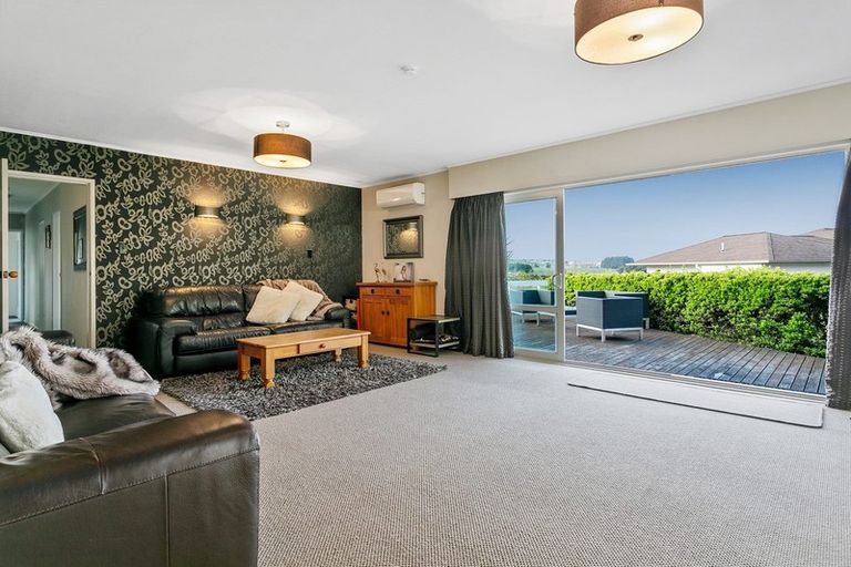Photo of property in 2/13 Scenic Heights, Acacia Bay, Taupo, 3330