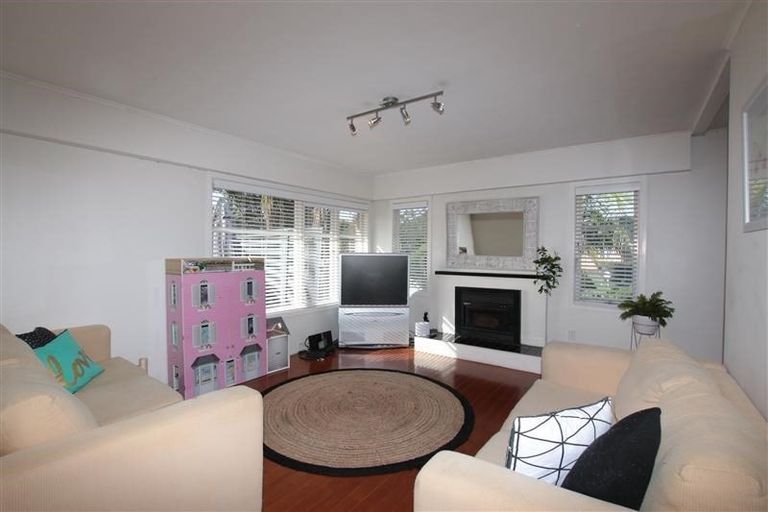 Photo of property in 21 Essex Street, Te Atatu South, Auckland, 0610