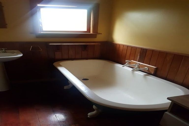 Photo of property in 31 Pahiatua Street, Hokowhitu, Palmerston North, 4410