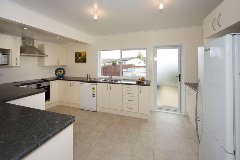 Photo of property in 17 Beach Road, Te Atatu Peninsula, Auckland, 0610