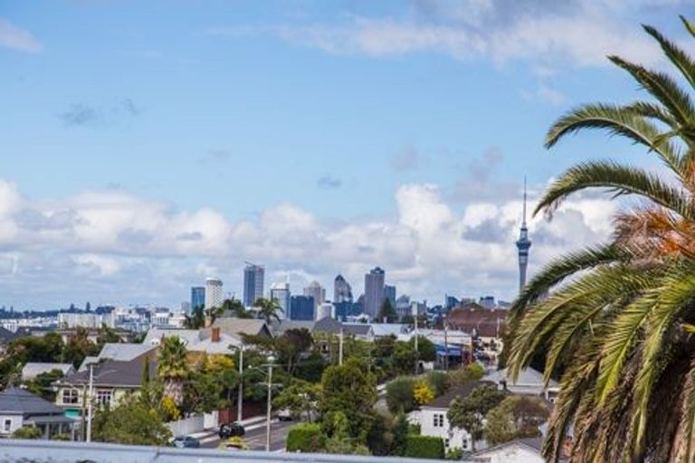 Photo of property in 194a Queen Street, Northcote Point, Auckland, 0627