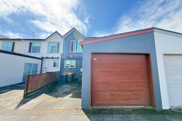Photo of property in 9b Clearwater Cove, West Harbour, Auckland, 0618