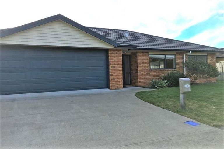 Photo of property in 4 Gandalf Crescent, Paraparaumu, 5032
