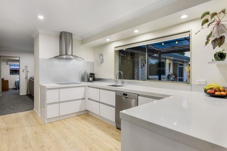 Photo of property in 12 Hawke Place, Pukekohe, 2120