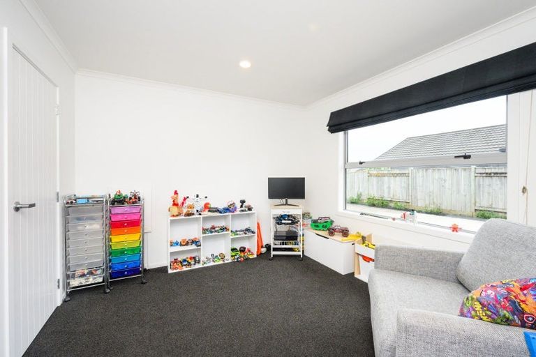 Photo of property in 17 Lorenzo Place, Kelvin Grove, Palmerston North, 4414