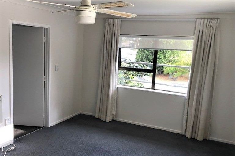Photo of property in 7 Puawai Place, Northcote, Auckland, 0627