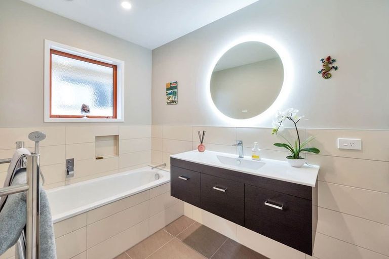 Photo of property in 11 Robin Lane, Browns Bay, Auckland, 0630