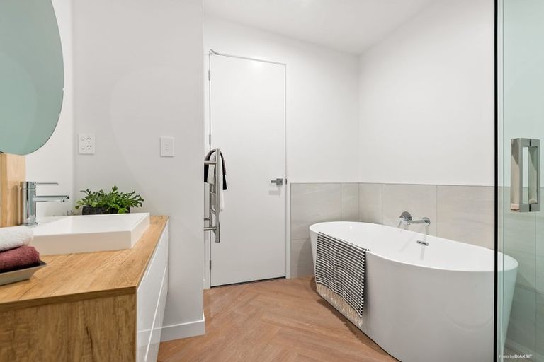 Photo of property in 35 Lewis Road, Pakuranga, Auckland, 2010