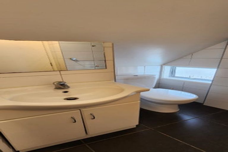 Photo of property in 11 Cobblestone Lane, Hillcrest, Auckland, 0627