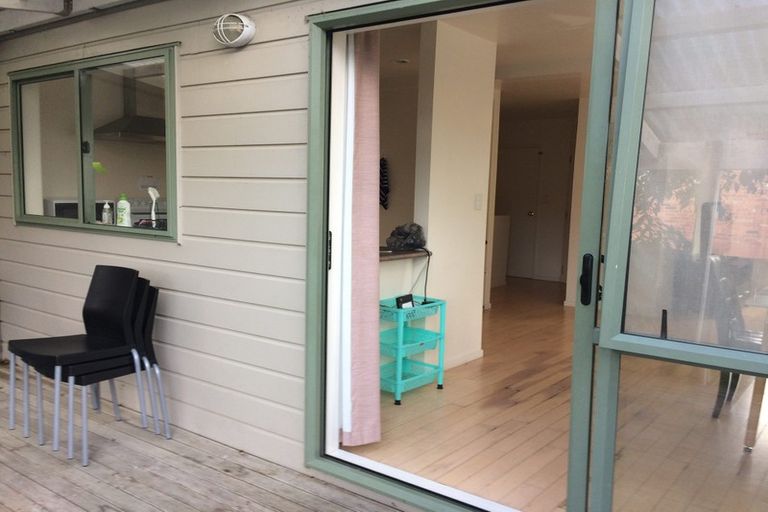 Photo of property in 2/5 Kilham Avenue, Northcote, Auckland, 0627