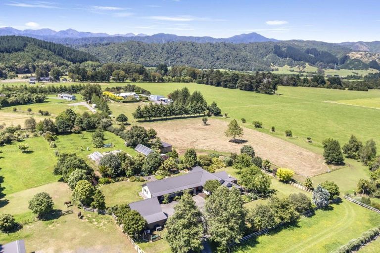 Photo of property in 424 Tararua Road, Levin, 5571