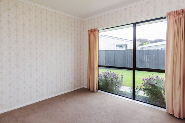 Photo of property in 22 Colonial Place, Kelvin Grove, Palmerston North, 4414