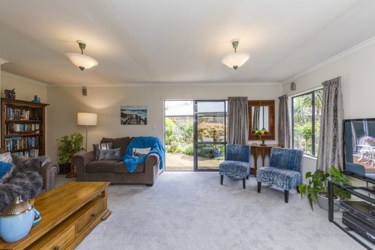 Photo of property in 24 Greenwood Place, Fitzherbert, Palmerston North, 4410