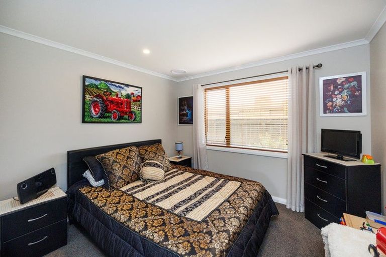 Photo of property in 71 Johnstone Drive, Fitzherbert, Palmerston North, 4410