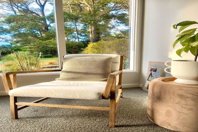 Photo of property in 11 Richmond Road, Mahina Bay, Lower Hutt, 5013