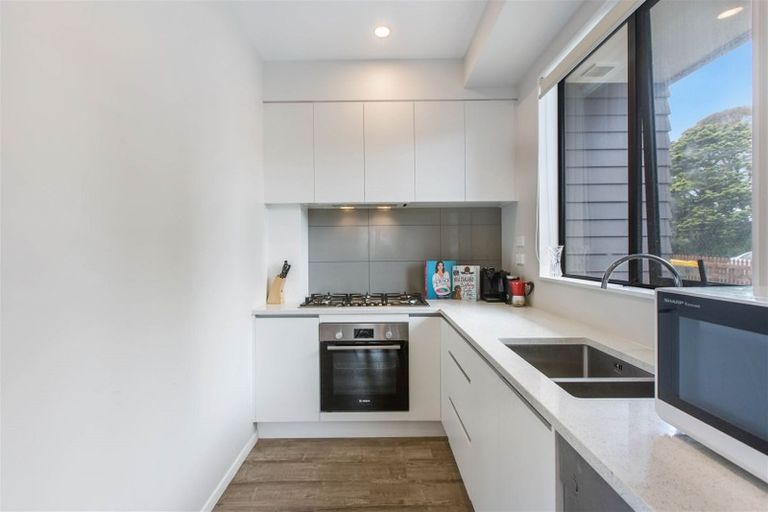 Photo of property in 1b Julia Place, Totara Vale, Auckland, 0629