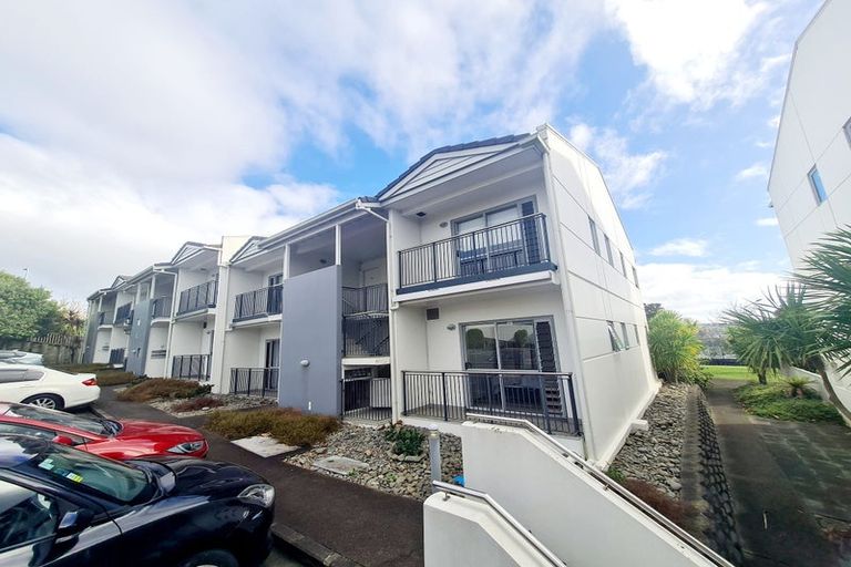 Photo of property in 1e/60 Masons Road, Oteha, Auckland, 0632