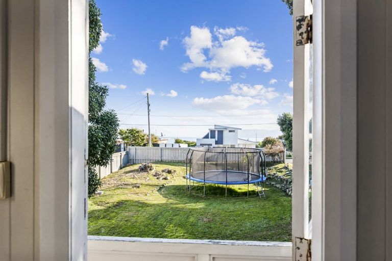 Photo of property in 89 Seaview Road, Paraparaumu Beach, Paraparaumu, 5032