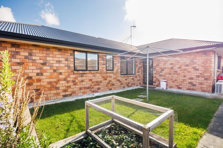 Photo of property in 35 Chestnut Close, Kelvin Grove, Palmerston North, 4414