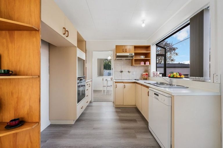 Photo of property in 39 Thornlow Street, Glendene, Auckland, 0602