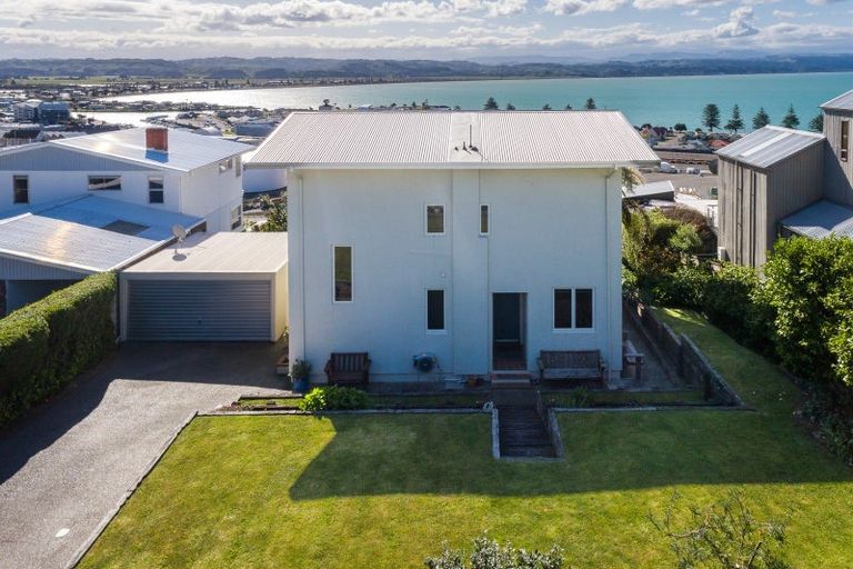 Photo of property in 8 Lambton Road, Hospital Hill, Napier, 4110