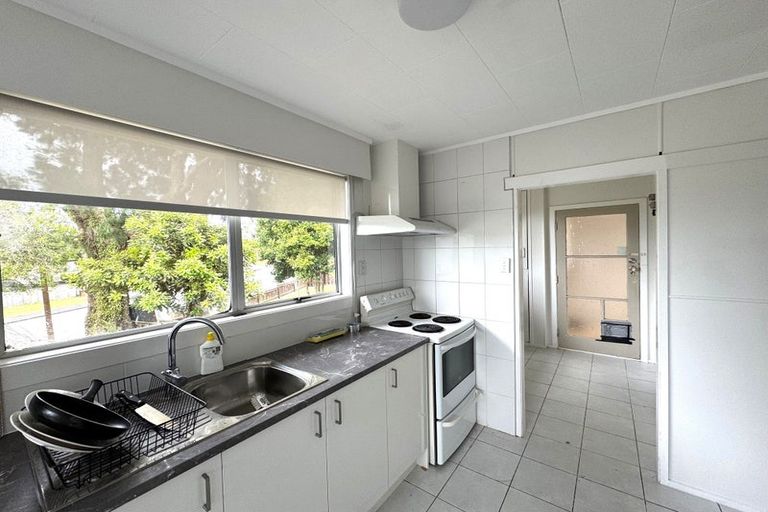 Photo of property in 1/14 Waari Avenue, Sunnyvale, Auckland, 0612