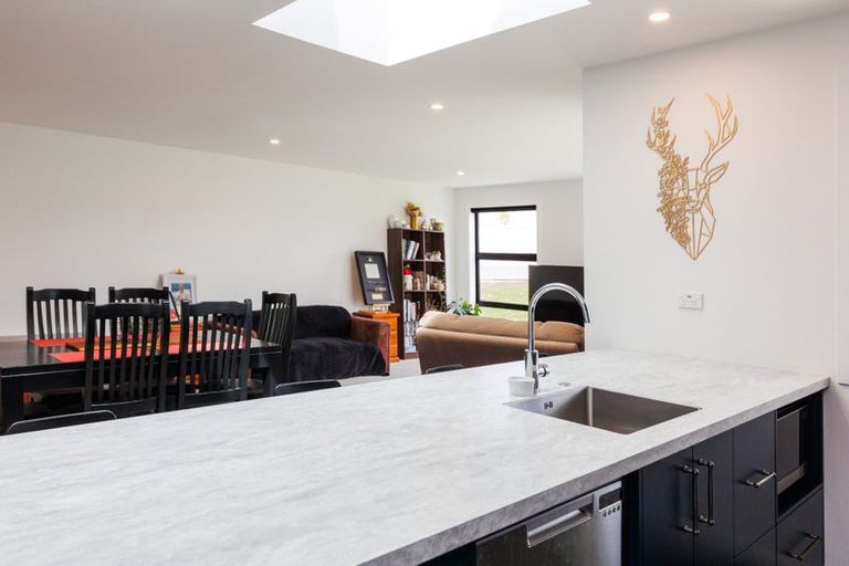 Photo of property in 3 Sardinia Grove, Fitzherbert, Palmerston North, 4410