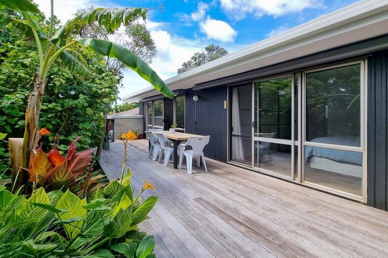 Photo of property in 2/5 Hanlon Crescent, Narrow Neck, Auckland, 0624