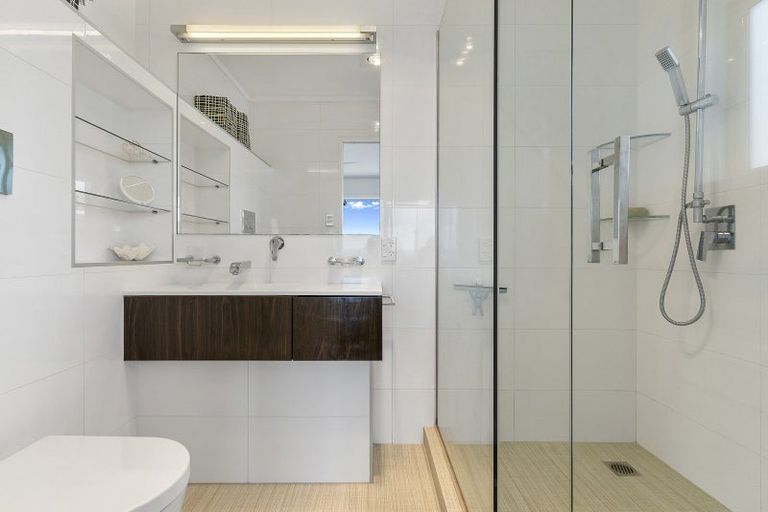 Photo of property in 2/46 Sunset Road, Unsworth Heights, Auckland, 0632