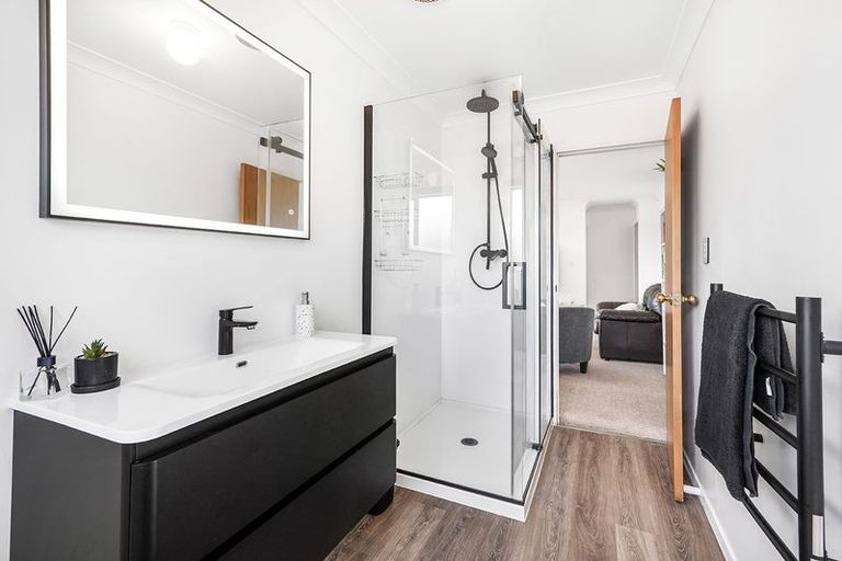 Photo of property in 18 Longwood Place, Harrowfield, Hamilton, 3210