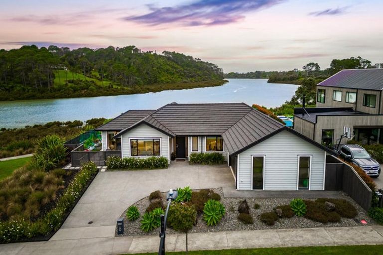 Photo of property in 22 William Blake Way, Riverhead, 0820