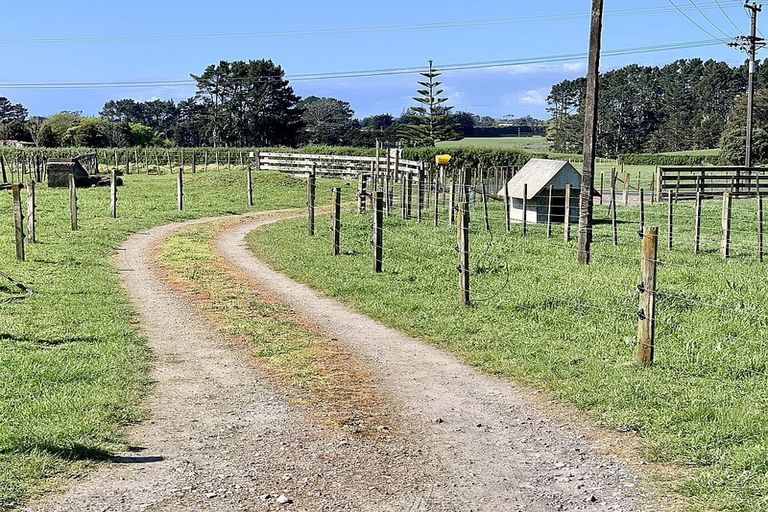 Photo of property in 124a Mountain Road, Sentry Hill, New Plymouth, 4373
