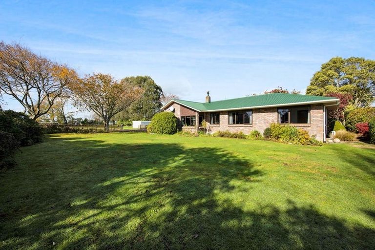 Photo of property in 44 Rawhitiroa Road, Eltham, 4322