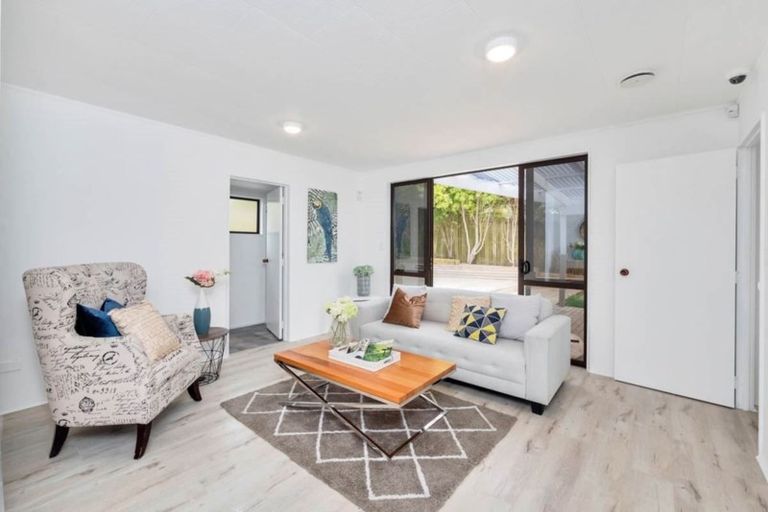 Photo of property in 11 Jumento Place, Unsworth Heights, Auckland, 0632