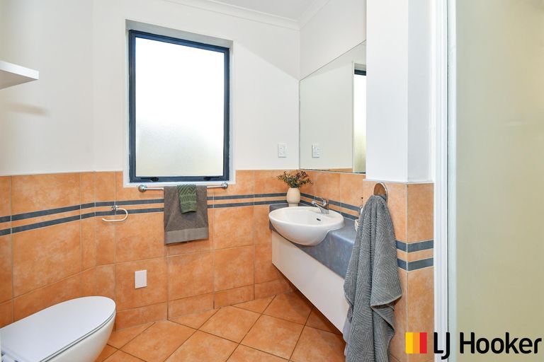 Photo of property in 8a Norman Close, The Gardens, Auckland, 2105