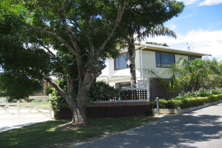 Photo of property in 8 Charles Miller Court, Clarks Beach, 2122