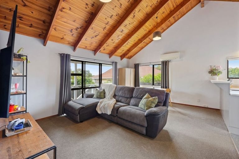 Photo of property in 2/11 Hosking Place, Clarks Beach, 2122