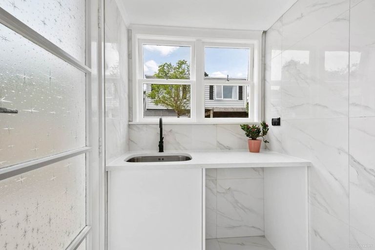 Photo of property in 1/11 Tonkin Drive, Sunnynook, Auckland, 0620