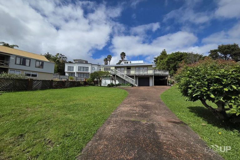 Photo of property in 4 Louise Place, Browns Bay, Auckland, 0630