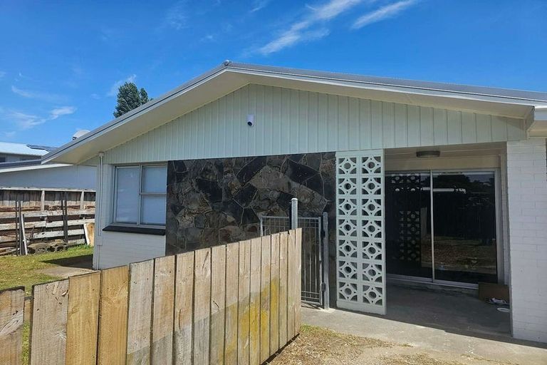 Photo of property in 11 Blanes Road, Weymouth, Auckland, 2103