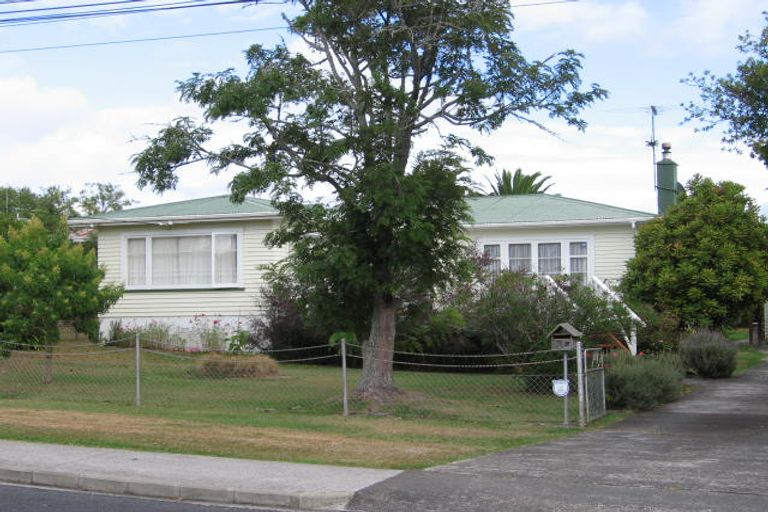 Photo of property in 3 Vardon Road, Green Bay, Auckland, 0604